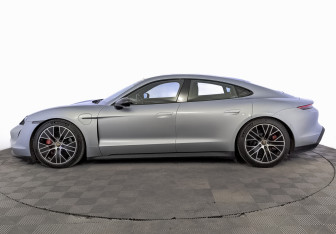 Подержанный автомобиль Porsche Taycan 2021 года (8 фото)