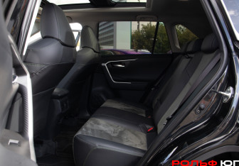 Подержанный автомобиль Toyota RAV4 2025 года (8 фото)