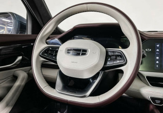 Подержанный автомобиль Geely Monjaro 2023 года (11 фото)