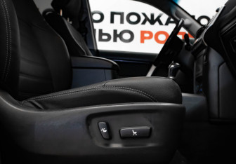 Подержанный автомобиль Toyota Land Cruiser Prado 2020 года (30 фото)