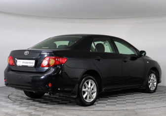 Подержанный автомобиль Toyota Corolla Sedan 2010 года (6 фото)