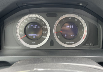 Подержанный автомобиль Volvo S60 2010 года (20 фото)