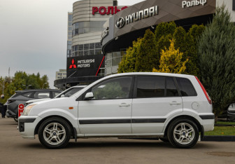 Подержанный автомобиль Ford Fusion 2008 года (6 фото)