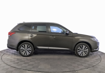 Подержанный автомобиль Mitsubishi Outlander 2021 года (4 фото)