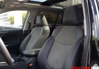 Подержанный автомобиль Toyota RAV4 2025 года (17 фото)