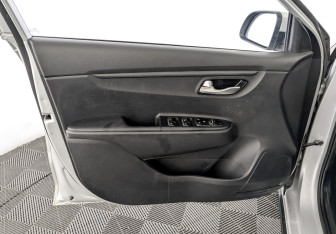 Подержанный автомобиль Kia Rio Hatchback 2021 года (19 фото)