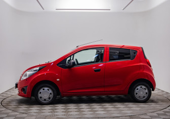 Подержанный автомобиль Chevrolet Spark 2013 года (8 фото)