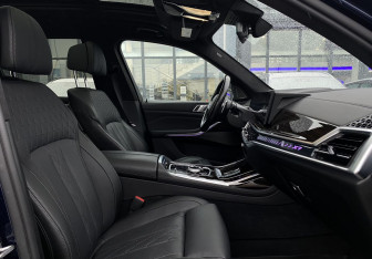 Подержанный автомобиль BMW X7 2022 года (25 фото)