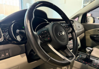 Подержанный автомобиль Kia Carnival 2017 года (14 фото)