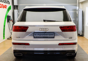Подержанный автомобиль Audi Q7 2016 года (5 фото)