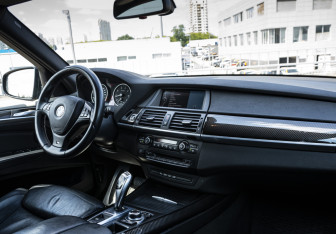 Подержанный автомобиль BMW X5 2011 года (15 фото)