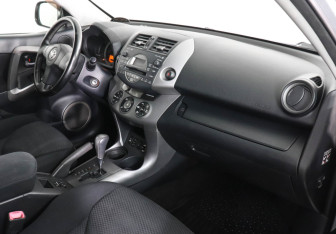Подержанный автомобиль Toyota RAV4 2007 года (10 фото)