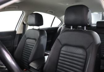 Подержанный автомобиль Volkswagen Passat Sedan 2017 года (17 фото)