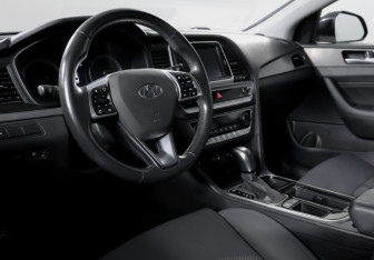 Подержанный автомобиль Hyundai Sonata 2017 года (14 фото)