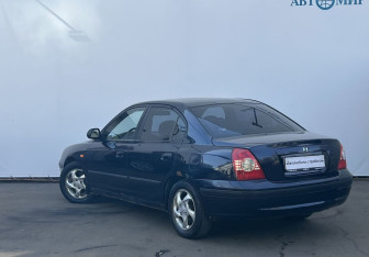 Подержанный автомобиль Hyundai Elantra Sedan 2005 года (7 фото)
