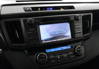 Подержанный автомобиль Toyota RAV4 2015 года (13 фото)