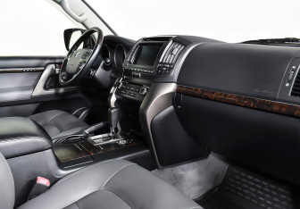 Подержанный автомобиль Toyota Land Cruiser Suv 2010 года (9 фото)