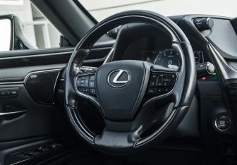 Подержанный автомобиль Lexus ES 2018 года (13 фото)