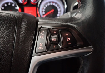 Подержанный автомобиль Opel Astra Hatchback 2011 года (16 фото)