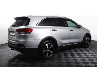 Подержанный автомобиль Kia Sorento 2016 года (5 фото)