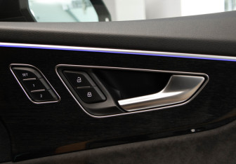 Подержанный автомобиль Audi Q8 2019 года (35 фото)