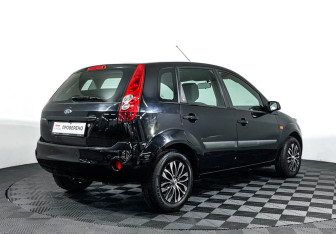 Подержанный автомобиль Ford Fiesta Hatchback 2007 года (5 фото)