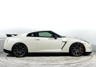 Подержанный автомобиль Nissan GT-R 2011 года (4 фото)