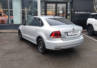 Подержанный автомобиль Volkswagen Polo Sedan 2015 года (7 фото)