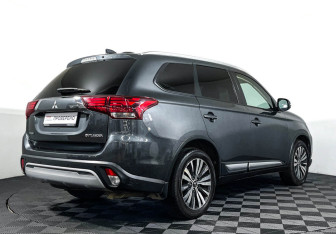 Подержанный автомобиль Mitsubishi Outlander 2019 года (5 фото)