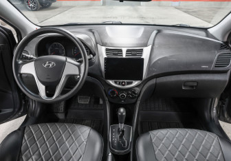 Подержанный автомобиль Hyundai Solaris Hatchback 2013 года (14 фото)
