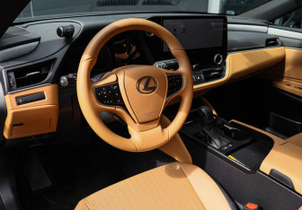 Подержанный автомобиль Lexus ES 2025 года (15 фото)
