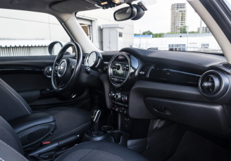 Подержанный автомобиль MINI Hatch 2019 года (11 фото)