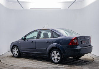 Подержанный автомобиль Ford Focus Sedan 2006 года (7 фото)