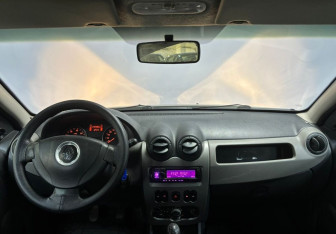 Подержанный автомобиль Renault Sandero 2011 года (12 фото)