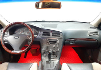Подержанный автомобиль Volvo S60 2001 года (16 фото)