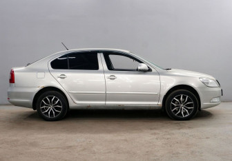 Подержанный автомобиль Skoda Octavia Liftback 2011 года (5 фото)