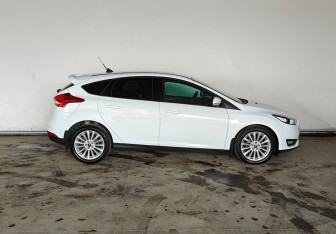 Подержанный автомобиль Ford Focus Hatchback 2017 года (7 фото)