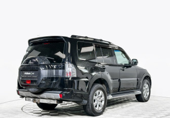 Подержанный автомобиль Mitsubishi Pajero 2015 года (5 фото)