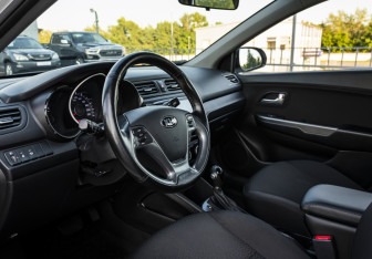 Подержанный автомобиль Kia Rio Hatchback 2016 года (9 фото)