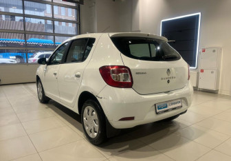 Подержанный автомобиль Renault Sandero 2015 года (7 фото)