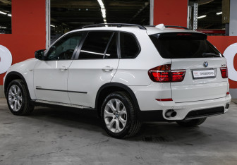 Подержанный автомобиль BMW X5 2010 года (7 фото)
