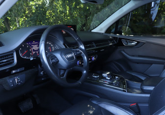 Подержанный автомобиль Audi Q7 2016 года (13 фото)