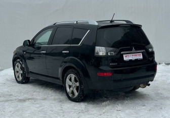 Подержанный автомобиль Mitsubishi Outlander 2008 года (7 фото)