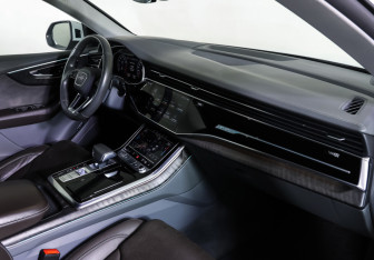 Подержанный автомобиль Audi Q8 2019 года (11 фото)