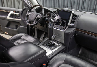 Подержанный автомобиль Toyota Land Cruiser Suv 2016 года (11 фото)