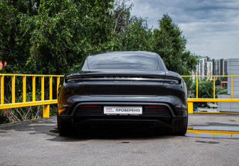 Подержанный автомобиль Porsche Taycan 2020 года (6 фото)