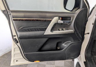 Подержанный автомобиль Toyota Land Cruiser Suv 2014 года (19 фото)