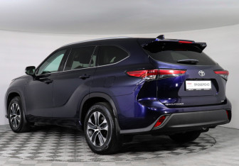 Подержанный автомобиль Toyota Highlander 2021 года (6 фото)