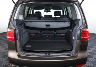 Подержанный автомобиль Volkswagen Touran 2013 года (9 фото)