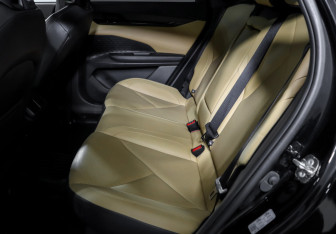 Подержанный автомобиль Changan UNI-V 2023 года (10 фото)